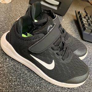 Black nike free’s toddler